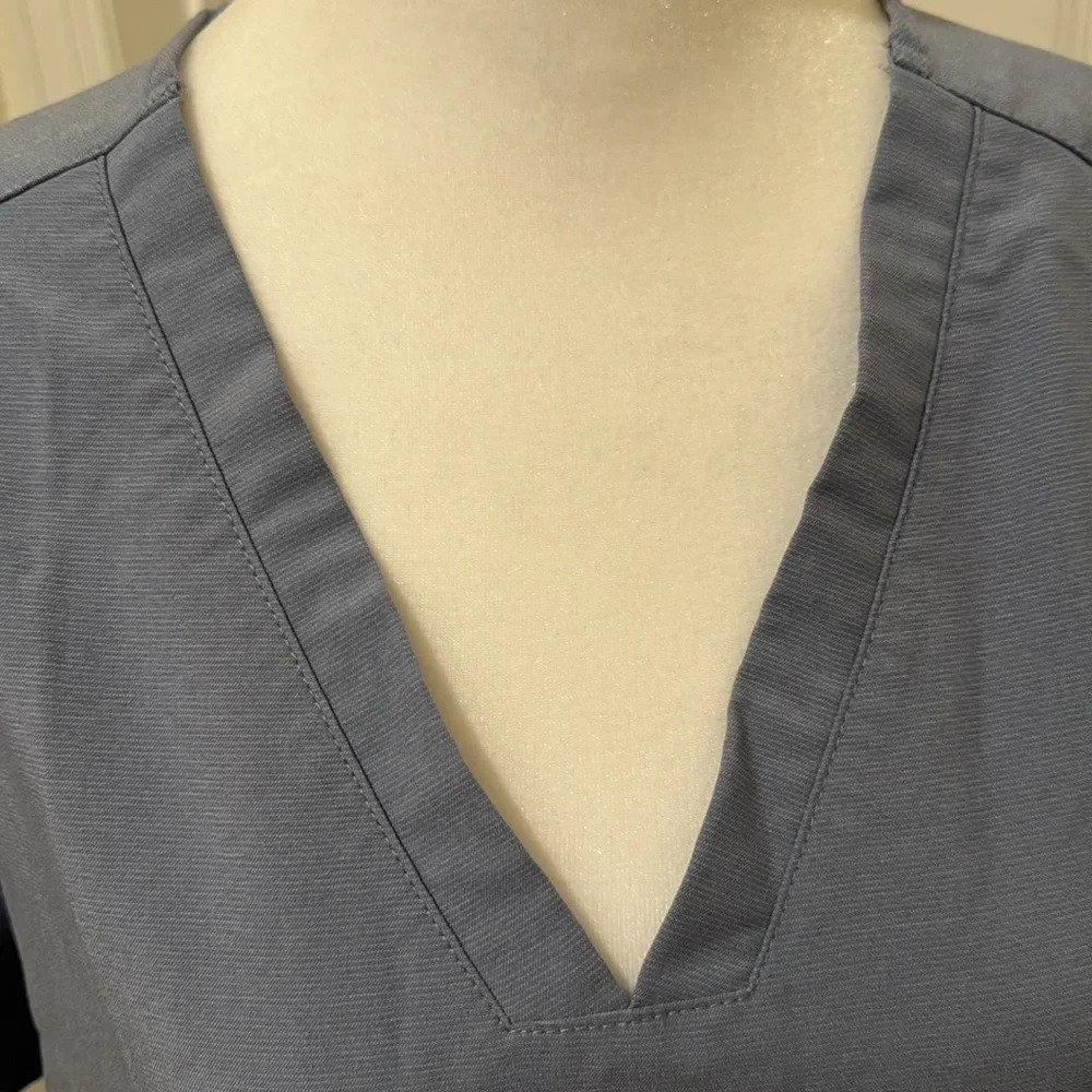 Figs Casma Three Pocket Scrub Top vapor blue technical collection - Picture 10 of 15